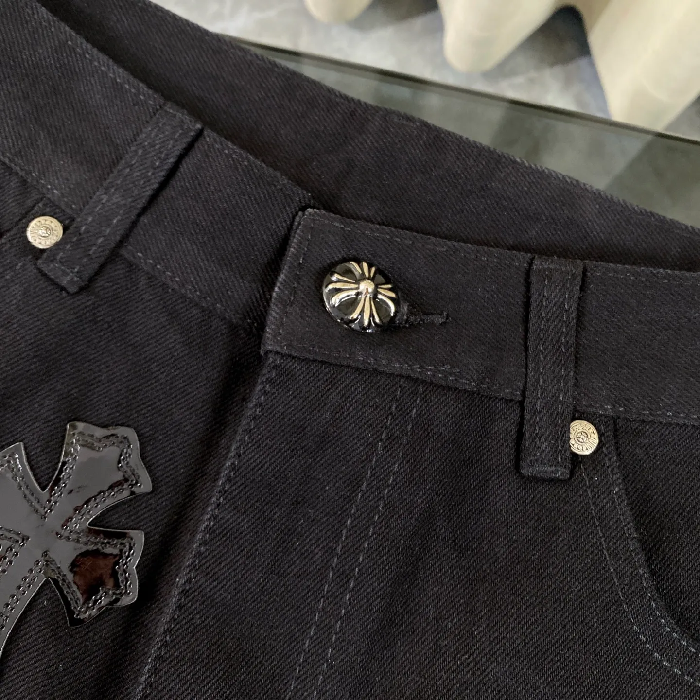 P250 CH Chromehearts St. Bart’s limited edition leopard print bright leather cross patchwork black heavy-duty jeans. The counter price is 34W level. The patchwork cross pattern is embellished and the jeans are washed! ! An absolutely high-end luxury product, a 1.9W-level god-level single product, a super popular product, made by top heavy industry, a magic weapon that cannot be missed! [About Zangyin] This is an extremely luxurious fashion brand that can also be called the aristocracy of the high street. It has always been an exclusive brand for some hipsters or rich second generations. Compared with ordinary high streets, it is more luxurious and noble. Compared with luxury brands, it is more fashionable and individual. It has always been a brand that I have a special liking for. [Top heavy industry fashion design] Consistently high-street luxury style. Speaking of this style, the Zangyin family and GU family are definitely the leading representative brands. Especially the Zangyin family has really achieved a state-of-the-art effect in creating high-street style. The unique washed material is used to create this style. The color system is already quite eye-catching. After it is decorated with patchwork cross flowers, it cleverly highlights the charm of the brand. Secondly, this style uses classic The high-waist cutting design highlights the long legs and fashionable temperament of the upper body. The brand is highly recognizable and the slim fit configuration is more suitable for daily wear. It is a product that interprets personality, fashion, and specifications at a glance. This single product is enough to make any fan excited. It can be a white T-shirt for a youthful college style, or a tight suspender for a royal style. It has strong matching ability and can be easily controlled by men.  [Materials and craftsmanship] Needless to say, this point goes without saying. As an excellent craftsman brand, Zangyin’s requirements for details and craftsmanship are really perfect. The washed color of this model has gone through so many processes, not to mention the embellishment of denim appliques. It is also purely hand-made and sewn. Just like what they believe in, only hand-made things have soul and have the meaning of wear. A top-notch heavy-duty fashionable denim item, I look forward to your perfect interpretation! !  Color: Black Size: 28-36